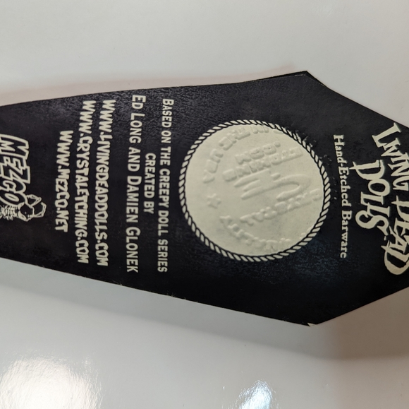 Living Dead Dolls by Mezco - Eggzorcist - Limited Edition 252/666 Etched Glass - Picture 4 of 11